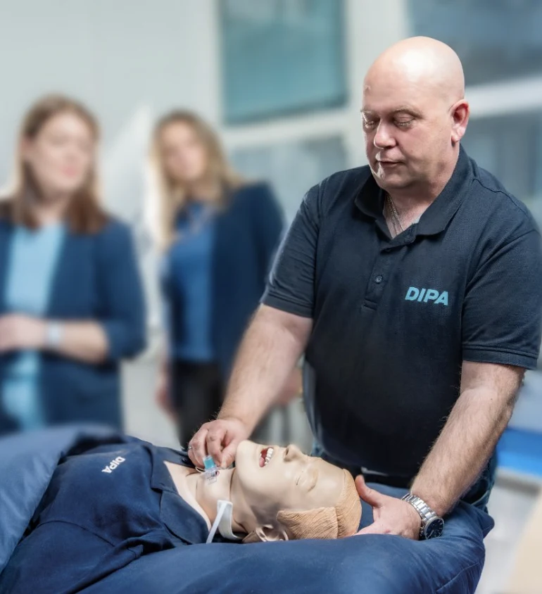 DIPA-Dozent schult Pflegekräfte am Übungsmodell